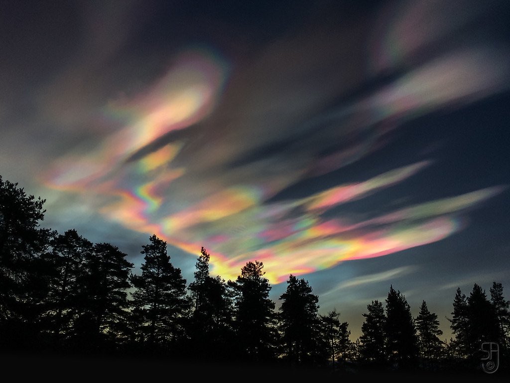 SvddenRezzbian's tweet image. just found out about polar stratospheric clouds why did no one tell me that earth makes IRIDESCENT CLOUDS