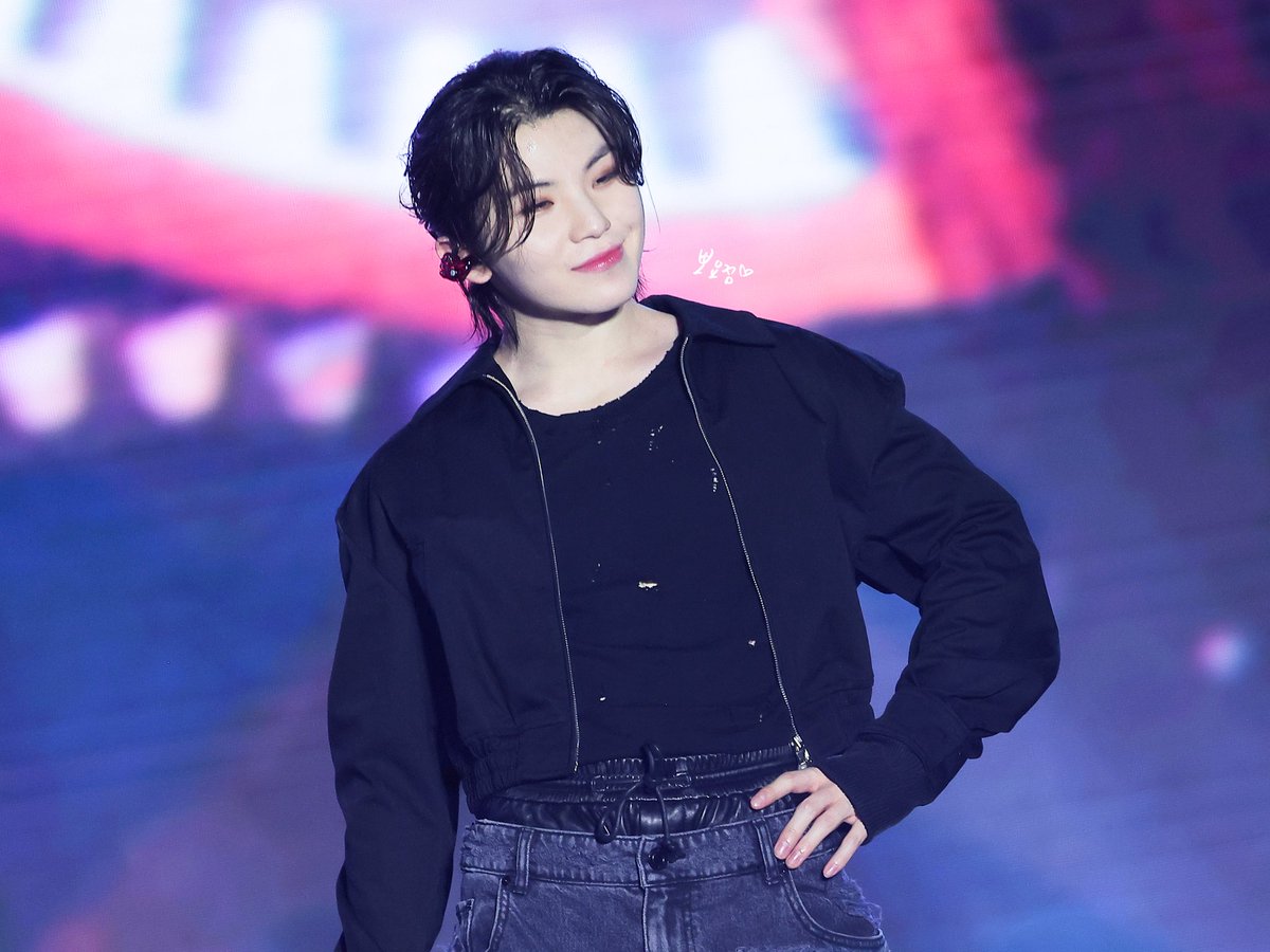 ujibaeks's tweet photo. breaking my silence to make a thread of #woozistance because I love the way woozi stands https://t.co/GiHbKp7eWf