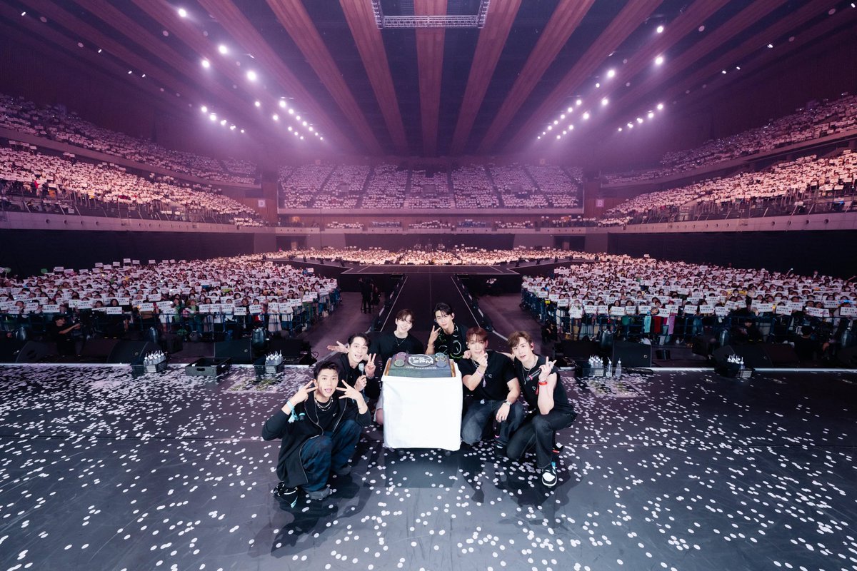 .<a href="/follow_2PM/">2PM</a> held its 15th-anniversary concert "It's 2PM" in Tokyo, Japan on Oct. 7-8. This was the group's first concert in Japan in 7 years. "Thank you for making every moment of our past 15 years special," said #2PM to its fans. #2PM_15th_Anniversary_Concert