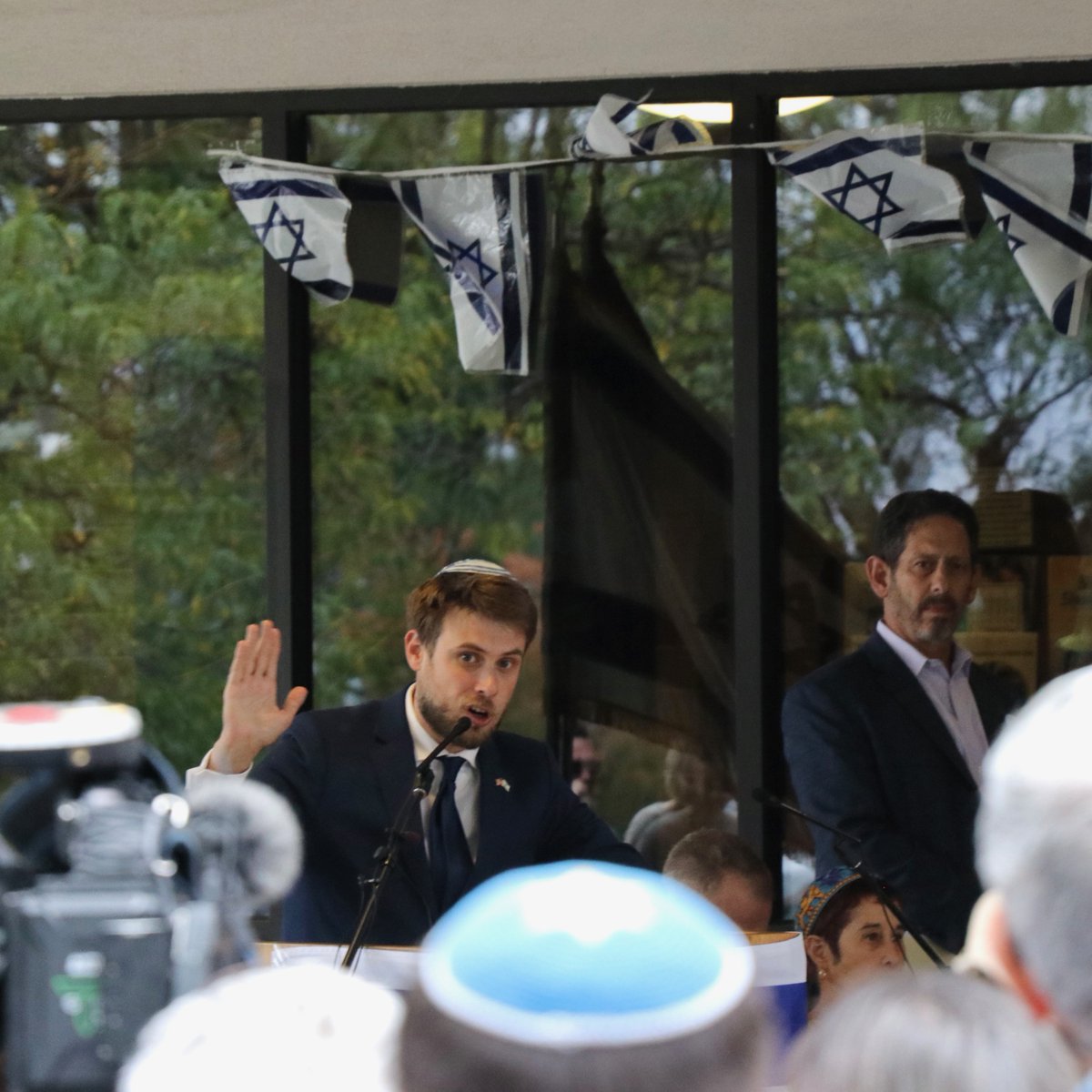 Utah stands tall with our Israeli brothers and sisters. 🇮🇱

Thank you to Rabbi Spector, Congregation Kol Ami, and the hundreds of Utahns who rallied today for the people of Israel with prayer, song, and resolve.