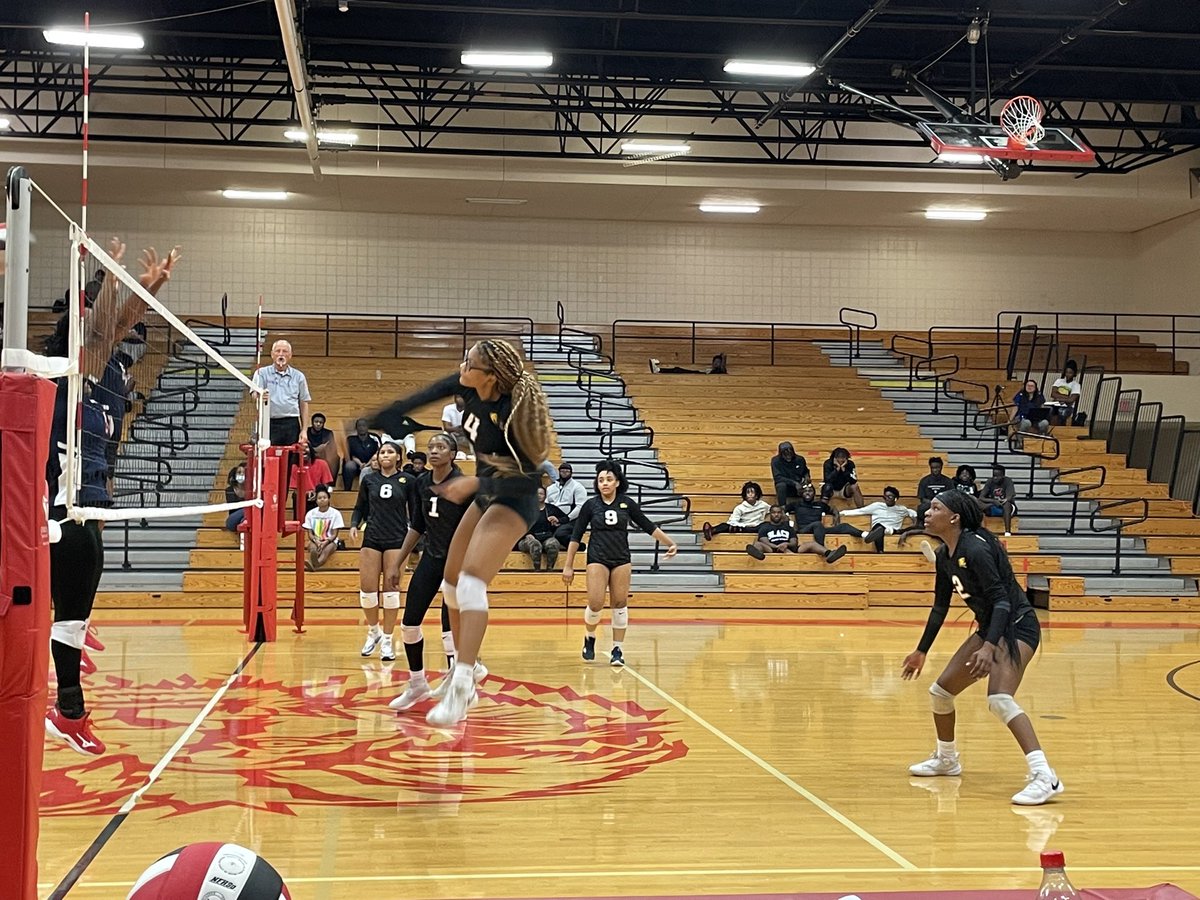 APHayes1's tweet photo. Who’s House?! Bears House!!! The Lady Bears volleyball team defeated the Lady Lions 3-0! Great job ladies on working together!
#aliefpride
#gobears
@AliefHastingsHS
@AliefISD https://t.co/nFHx6ubTuI