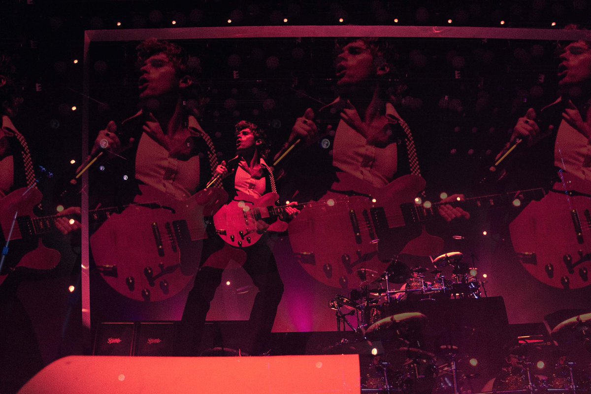 KsaZsolt3's tweet photo. I just photographed 5 Seconds of Summer????? https://t.co/EOgbkAPOeW