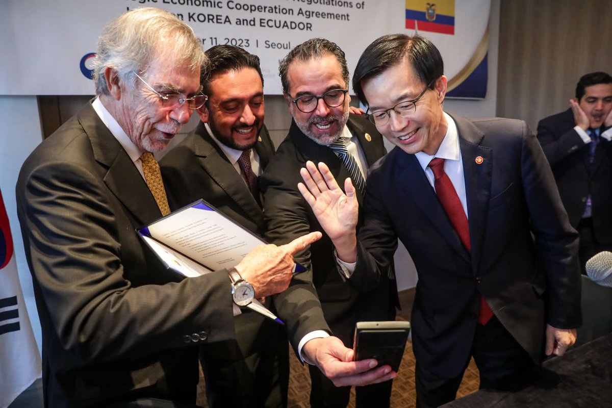 Hoy es un gran día para el comercio de Ecuador: me acaba de informar el Canciller <a href="/GustavoManriq_M/">Gustavo Manrique M.</a> que realizamos la prefirma del Acuerdo Comercial con Corea, lo que implica la apertura hacia un mercado de 51 millones de personas de la décimo segunda economía del mundo. El