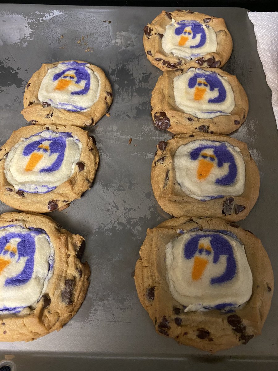 Mapache_444's tweet photo. My bro made Halloween cookies today!! Also, we have new friends: Scully and Ophelia~ 🎃 https://t.co/HiSSnsVZyw