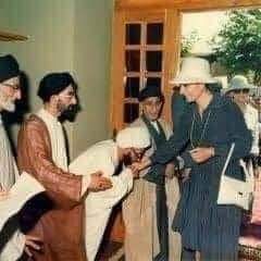 ŞEKER, İRAN, İNGİLİZLER ve "MOLLALAR"

Eskiden İran'da çaya tatlandırıcı olarak hurma ve üzüm katılıyordu...

İngilizler, İran'a şeker satmaya kalktıklarında bunu başaramadılar...

Sonra İranlı Mollalarla irtibat kurdular...

İngilizler Mollaların vereceği FETVA karşılığında,