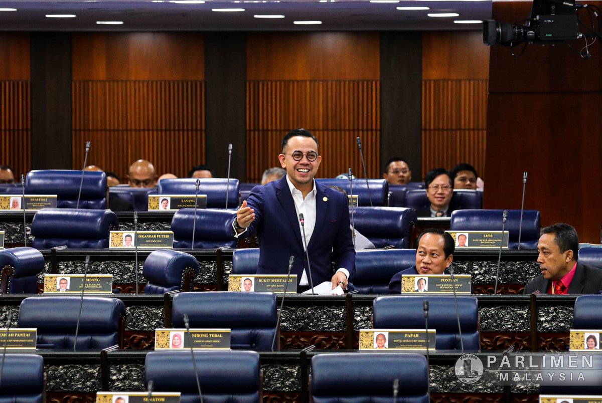 scheekeong's tweet photo. Pagi ni di Parlimen. 

Saya ajak MP pembangkang dari Ketereh mai bincang pasal isu yg beliau bangkitkan dlm sesi soal jawab. 

Belum saya habis cakap, Ketereh sudah ada di sebelah DS @ahmadmaslan. 😅

Bab rakyat, kerajaan tak pandang warna kulit warna parti. Kita jalan teruih. https://t.co/2zGunQkCvN