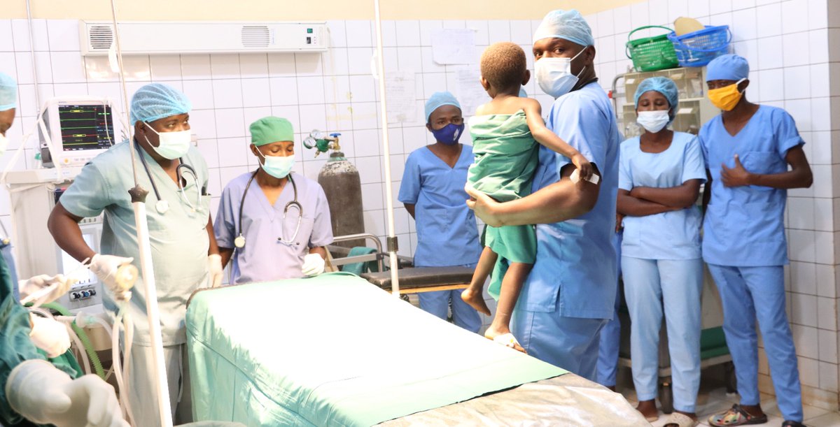 1/2 Pendant 5 mois, avril-sept 2023, 25 médecins, 25 infirmiers et 25 techniciens anesthésistes issus de 25 hôpitaux de district ont été formés en chirurgie de district par le <a href="/mspls_bdi/">Ministère de la Santé Publique Burundi(MSPLS)</a> via l'INSP en partenariat avec <a href="/EnabelauBurundi/">Enabel au Burundi</a>. Formation à la fois théorique &amp; pratique.