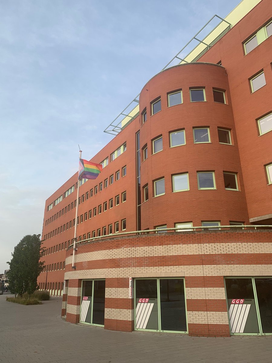 Als Veiligheidsregio vinden we het belangrijk om respectvol met elkaar om te gaan. Met oog voor elkaar. Vandaag is het internationale Coming Out Day en hijsen we de regenboogvlag om hier extra bij stil te staan. #comingoutday #veiligheidsregiotwente