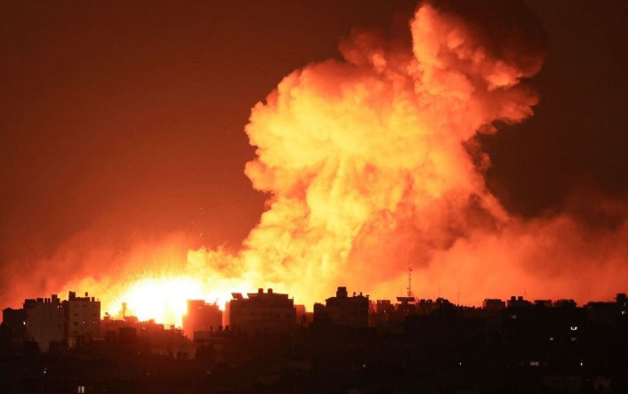 NewsAlgebraIND's tweet photo. BREAKING NEWS - Gaza govt says the area is facing a humanitarian DISASTER & begs International community to halt Israeli attacks 🔥🔥

But, Israeli Army says it will ensure Hamas won’t have any military capabilities left when war ends ⚡ Israel seizes Gaza's cryptocurrency accounts breaking economic backbone🔥