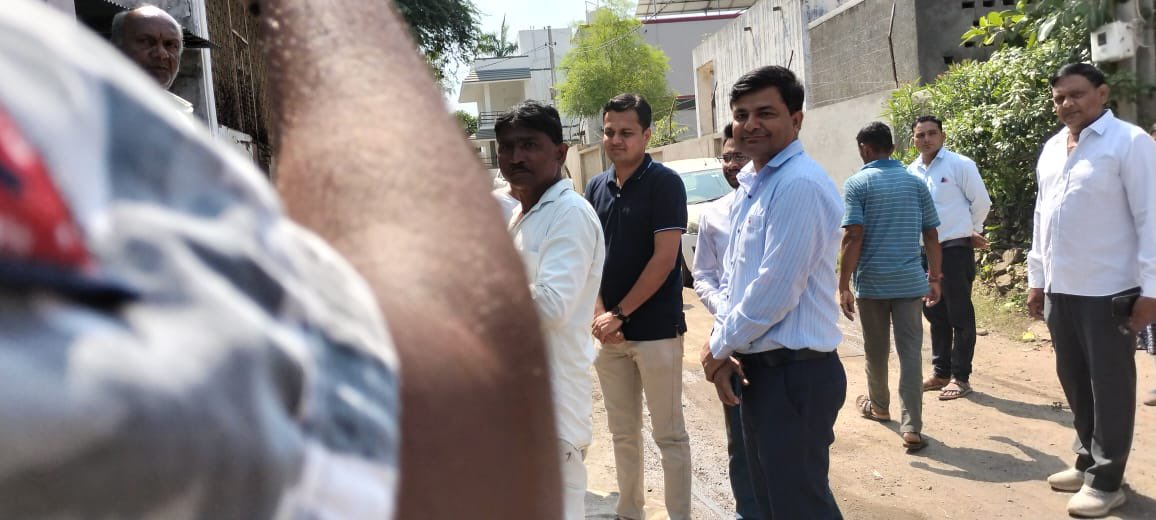 આજ રોજ ડેસર તાલુકાના વરસડા ગામ ખાતે અમૃત કળશ યાત્રા અન્વયે માન.એસડીએમ સર ની આગેવાનીમાં ખેડૂતો/પશુપાલકોના ઘરેથી માટી એકત્રિત કરવામાં આવી.જેમાં મામલતદારશ્રી,એપીએમસીચેરમેનશ્રી રાજુભાઇ,તાલુકા પંચાયત સભ્યશ્રી,સંગઠનના હોદ્દેદારશ્રીઓ હાજર રહ્યા.<a href="/CollectorVad/">Collector & DM Office Vadodara</a> <a href="/ddo_vadodara/">District Panchayat Vadodara</a> <a href="/Info_Vadodara/">Info Vadodara GoG</a>