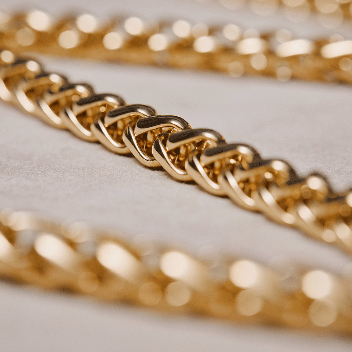 Resembling a long gold necklace, a new adjustable chain with a notching mechanism allows the #LVGO14 to be styled in different ways. Discover the emblematic #LouisVuitton bag at on.louisvuitton.com/6016uRNck