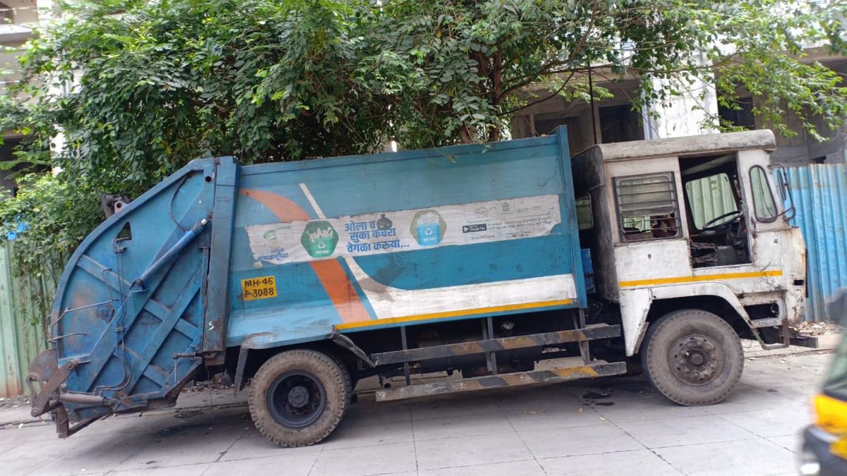 PRITAMBHANU28's tweet photo. Trucks loaded with garbage are standing on TCS road, Pokharan road 2 since early morning and drivers r not available. It’s spreading smell in all surrounding areas. ⁦⁦@TMCaTweetAway⁩ ⁦@abhijitbangar⁩ request for necessary action. Thanks. https://t.co/8gCQ05mcjB