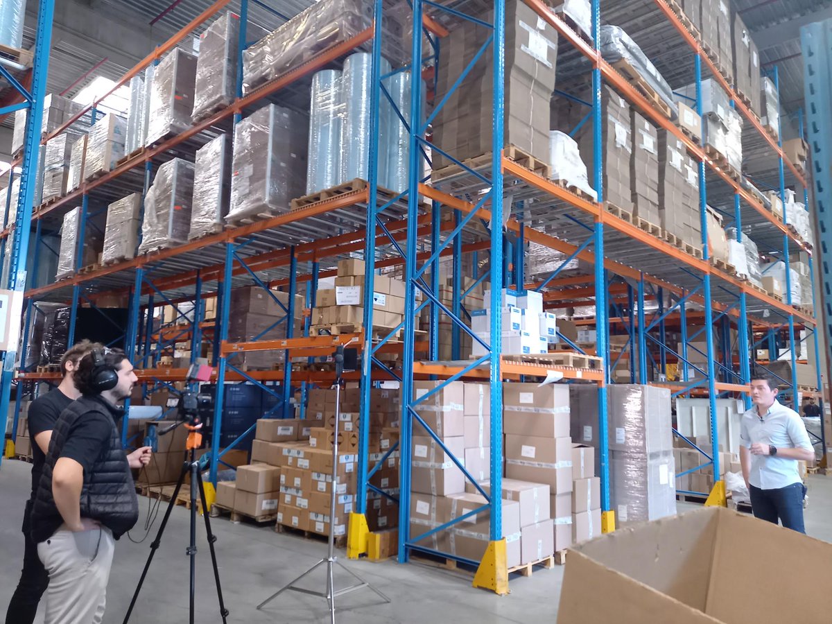 KLS GROUP (@klsgroup) on Twitter photo 🎥🚀 En tournage chez CF Group France - Del à Lyon !
Le groupe renforce son partenariat avec <a href="/KLSGroup/">KLS GROUP</a>  avec une collaboration sur un deuxième site. KLS met en œuvre les solutions #WMS et #TMS pour optimiser la gestion de la #supplychain.
🗓️ A suivre ! Vidéo complète en novembre. 🎥🚀 En tournage chez CF Group France - Del à Lyon !
Le groupe renforce son partenariat avec <a href="/KLSGroup/">KLS GROUP</a>  avec une collaboration sur un deuxième site. KLS met en œuvre les solutions #WMS et #TMS pour optimiser la gestion de la #supplychain.
🗓️ A suivre ! Vidéo complète en novembre.