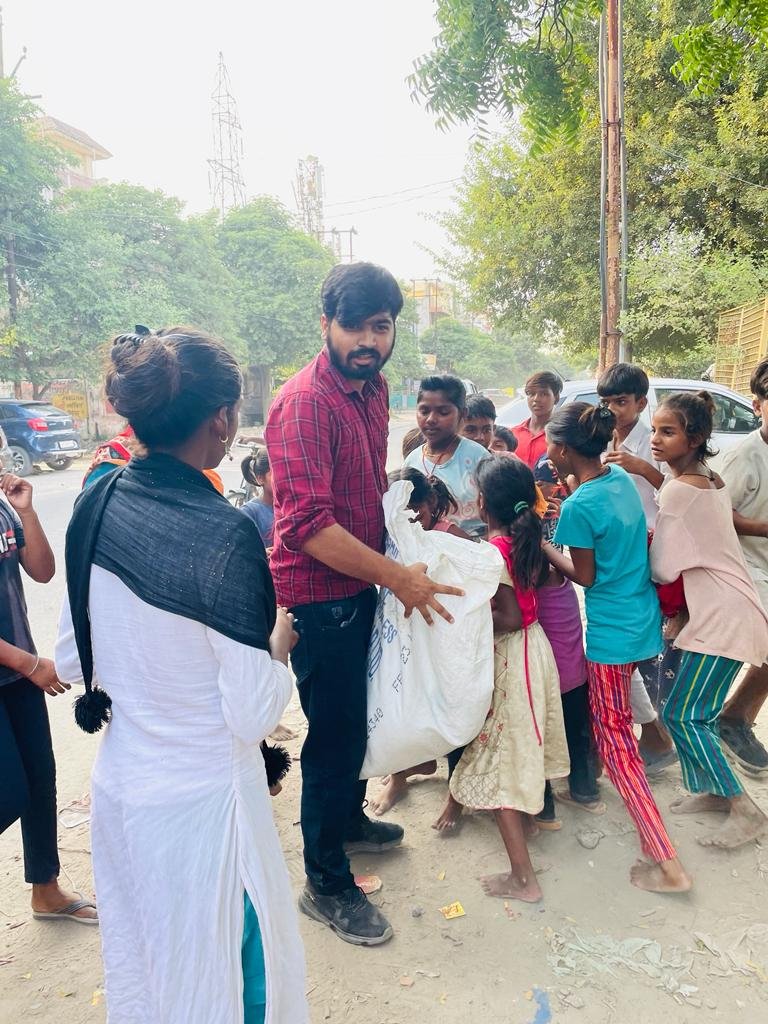 _par_nav_'s tweet photo. Clothes distribution in front of Inderapuram police station slum 

#NGO #help #happyfaces #ghaz https://t.co/OUGRknhpMc