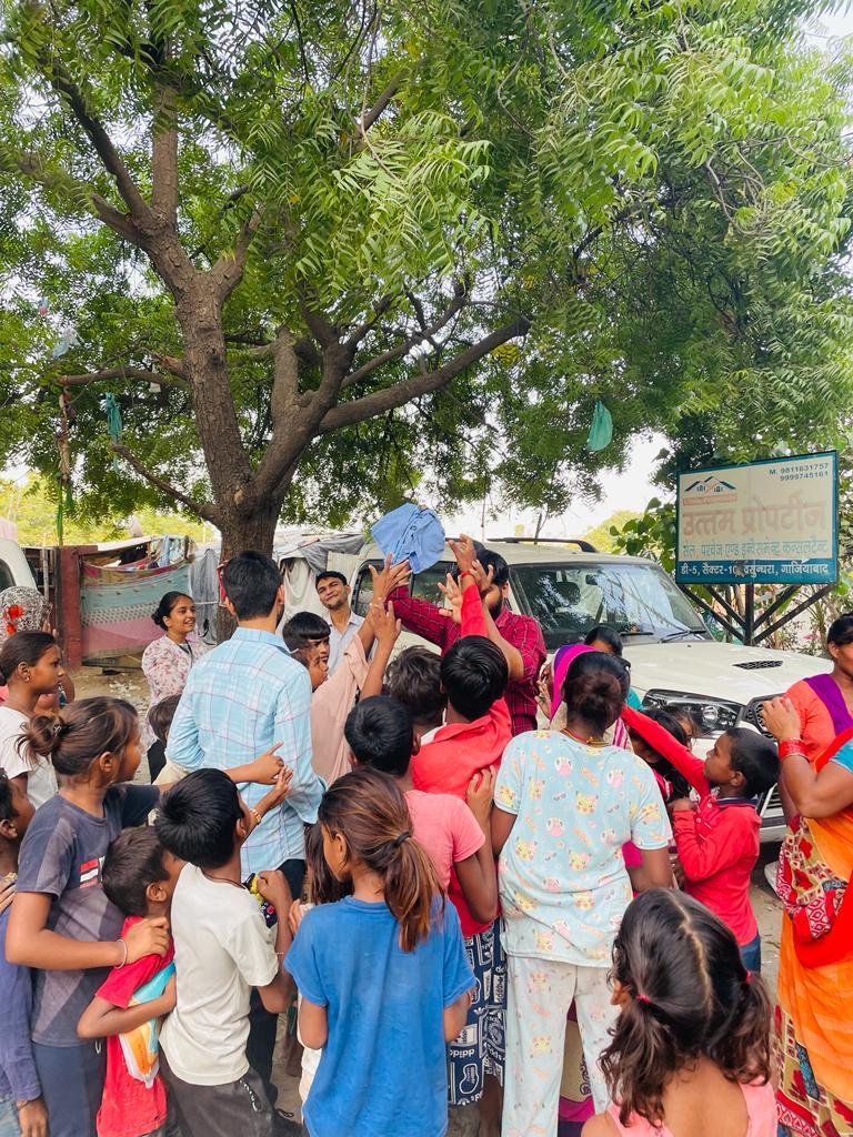 _par_nav_'s tweet photo. Clothes distribution in front of Inderapuram police station slum 

#NGO #help #happyfaces #ghaz https://t.co/OUGRknhpMc