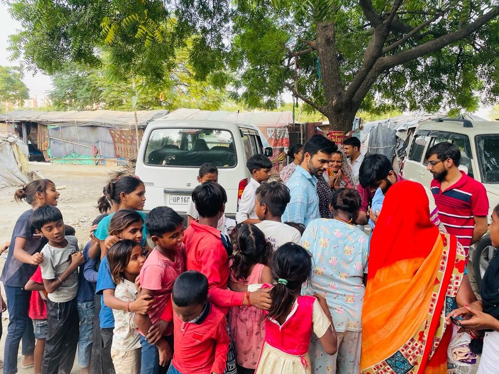 _par_nav_'s tweet photo. Clothes distribution in front of Inderapuram police station slum 

#NGO #help #happyfaces #ghaz https://t.co/OUGRknhpMc