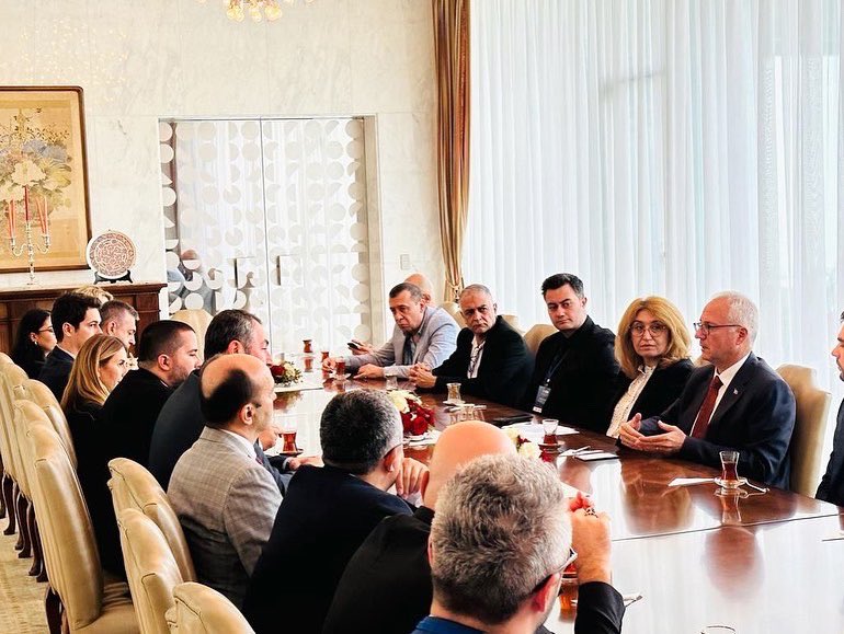 Ticaret Baş Müşaviri Mukaddes Nur Yılmaz’ı ziyaret etti.

Meclis Üyemiz Ertan Yolcu’nun başkanlık ettiği heyetimizin ziyaretine, T.C. Ticaret Bakanlığı İhracat Genel Müdür Yardımcısı Mustafa İlker Özdem eşlik etti.