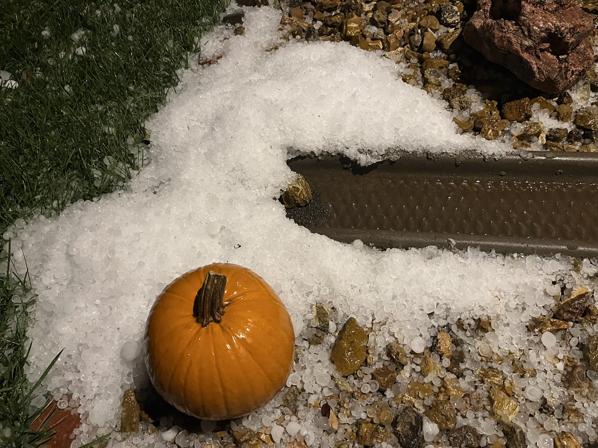 ladyminion22's tweet photo. @NWSKansasCity Zero weather radio warnings for Blue Springs. Significant hail of all sizes. Just at/under golf ball size . https://t.co/IVnptOKCOA