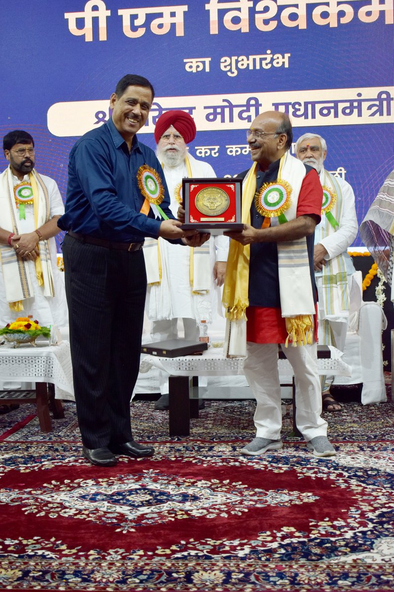 पीएम विश्वकर्मा,  17 सितंबर, 23 को प्रधान मंत्री द्वारा  कारीगरों और शिल्पकारों को  सहायता प्रदान करने के लिए शुरू की गई थी।ग्रुप केन्द्र दुर्गापुर में मुख्य अतिथि के तौर पर केन्द्रीय मंत्री श्री अश्विनी कुमार चौबे, सांसद श्री अहलुवालिया  सहित लगभग 700शिल्पकार उपस्थित थे ।