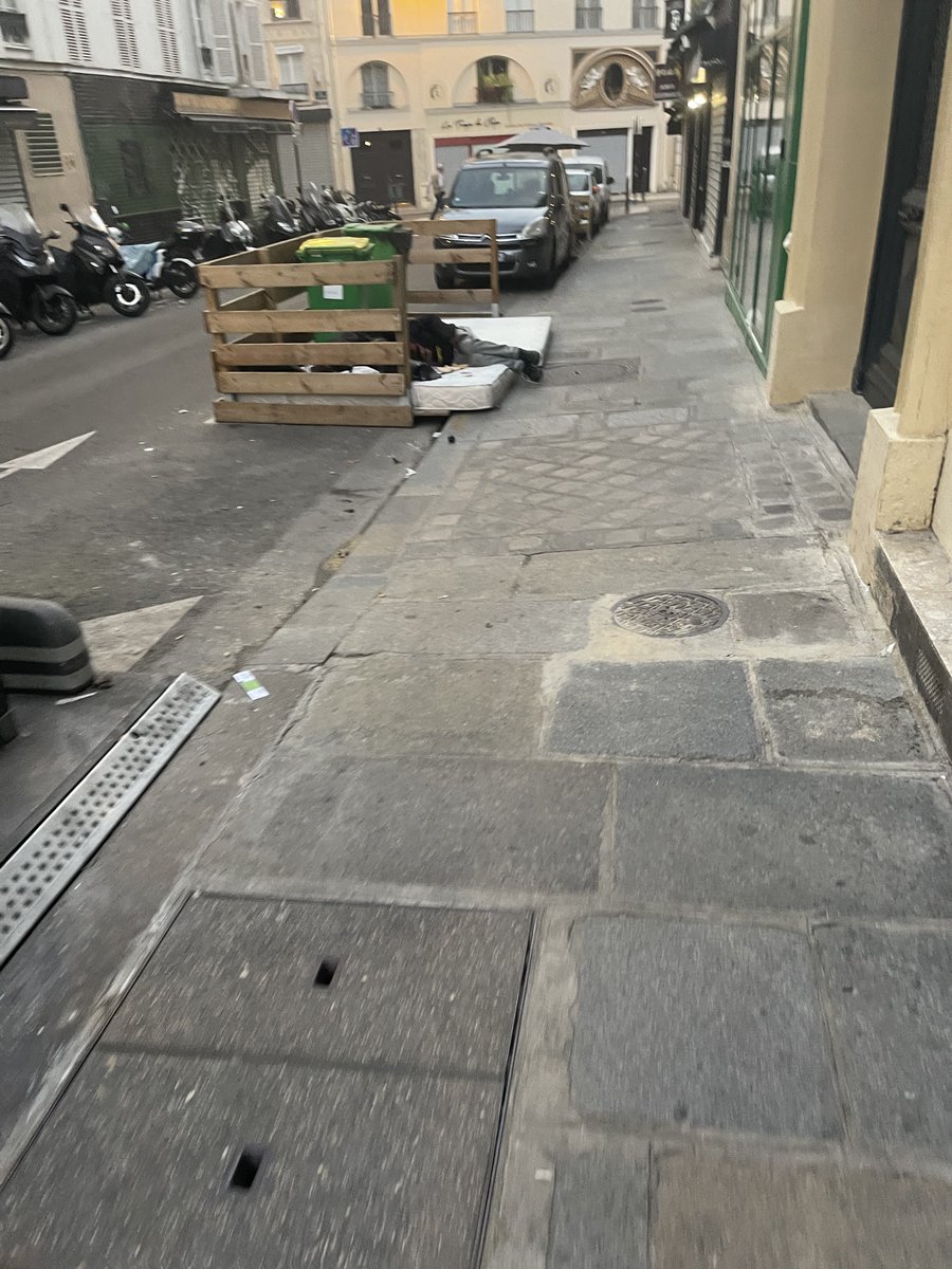 #RueDeMazagran Squat par SDF sur terrasse estivale qui devient lieu de drogue, de prostitution…
#BilanMiMandat
#balanceton10 #mon10e #paris10

👊#SaccageParis 
🤢 #EmbellirVotreQuartier 
🚮 #CestBeauParis
💉 #ParisCrack 
🧨 #YesWeCrack
⚰️ #Insecurite