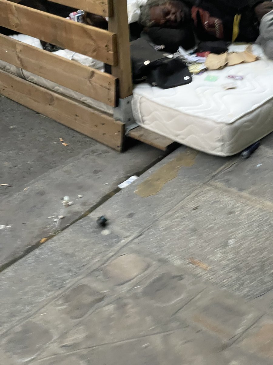 MBN_DIX's tweet photo. #RueDeMazagran Squat par SDF sur terrasse estivale qui devient lieu de drogue, de prostitution…
#BilanMiMandat
#balanceton10 #mon10e #paris10
👊#SaccageParis
🤢 #EmbellirVotreQuartier
🚮 #CestBeauParis
💉 #ParisCrack
🧨 #YesWeCrack
⚰️ #Insecurite https://t.co/OGW7XDWQbB