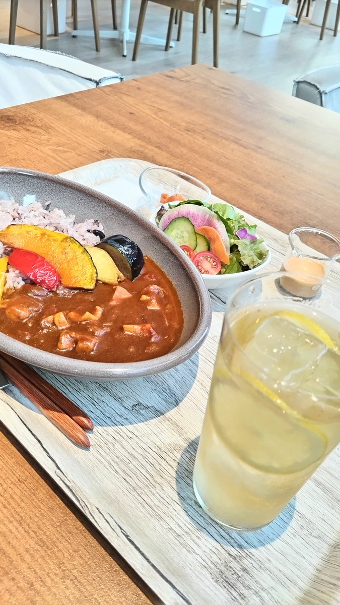 bokkuri62376443's tweet photo. とりあえずお腹を満たして
1杯燃料を入れよう🤭
#SparkCafe
#資生堂パーラー
#チキンカレー
#ハイボール https://t.co/sLN6WdgLVJ