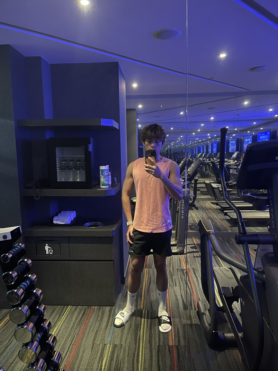 noshakeshake's tweet photo. 點解酒店嘅gym room點睇都似KTV😂😂 https://t.co/YqSDI2h0iZ