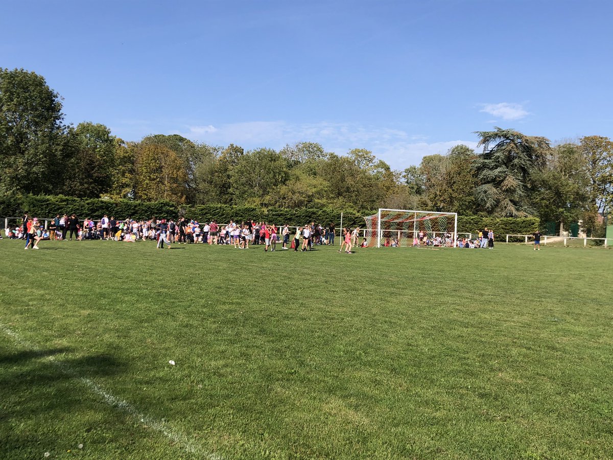 384 élèves, du CP au CM2, du secteur collège de Puiseaux, dans la circonscription de Pithiviers, se sont réunis pour l aboutissement de leur cycle d apprentissage de l endurance. Au choix des contrats temps/ distance.
👏à tous les coureurs et à tous les accompagnateurs