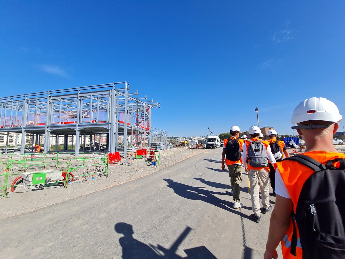 schuman_perret's tweet photo. 10/10/23 Visite de 2 chantiers par les Terminales #STI2D et 2nde #ORGO avec M. Moroy et Mme Baron, enseignants au #lyceeschumanperret. Chantiers rénovation urbaine et SNCF. Partenariat avec #arom. https://t.co/UZOQ3VTKpp