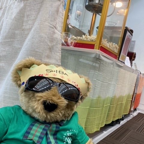 show_Wa1214's tweet photo. 🌈#SHIBAフェス まであと１日🌈
むむ、なにやらイイにおいがしてきたJO！あ！ポップコーンだぁ🍿３時のおやつにいっただっきまいう～♪
ホワイエにカフェができてるJO！SHIBAフェスでは演奏の合間に珈琲やジュースやポップコーンも楽しめるJO！
#昭和文化小劇場
#SHIBAフェス
#移動珈琲屋
#nomane https://t.co/2P7VZN8ODT