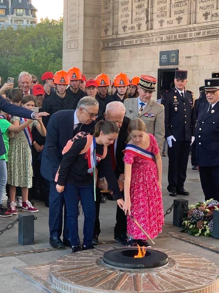 claudineanton2's tweet photo. Merci à Despina de m’avoir invité de participer au ravivage de la Flamme en ma qualité d’élue de Fontenay aux Roses. Beaucoup d’émotion. https://t.co/eyRrkCpuyg