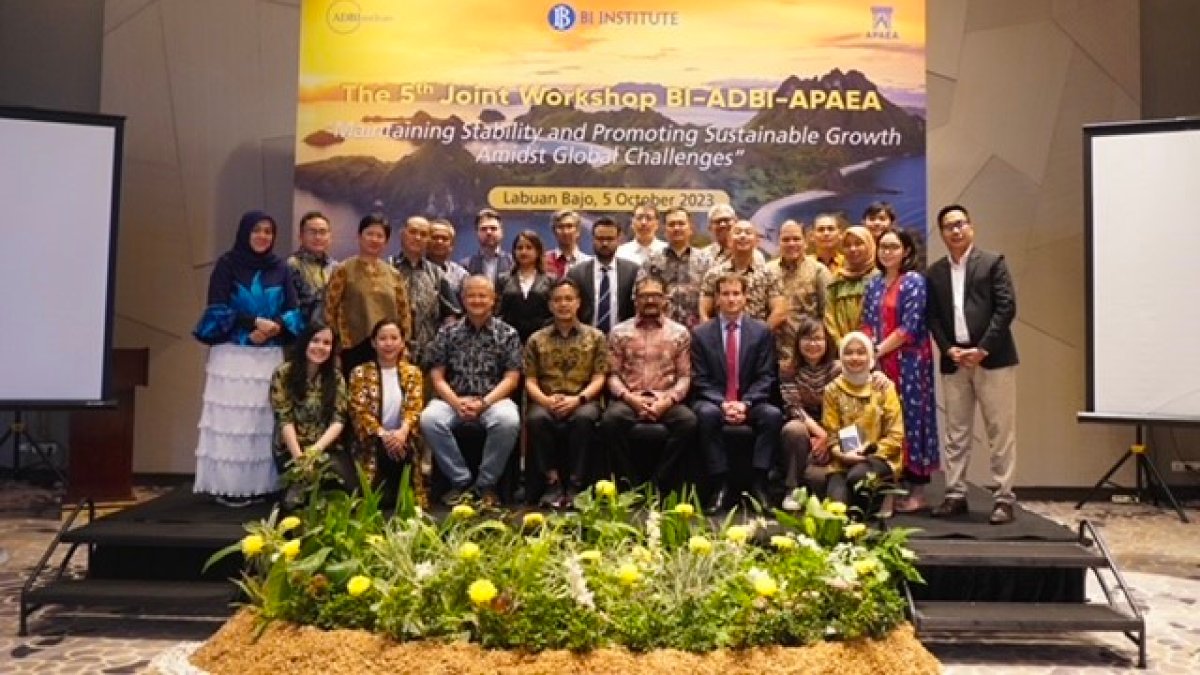 ADBInstitute's tweet photo. Pathways for boosting developing Asia’s financial stability and resilience to external financial shocks were explored during a workshop cohosted by ADBI, @bank_indonesia, and @APAEAofficial in Labuan Bajo, Indonesia, on 5 October. https://t.co/mQU1g9cnkD