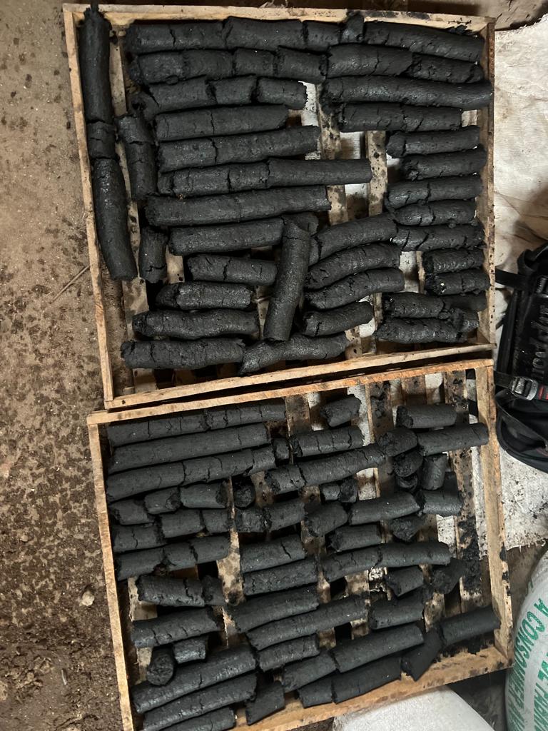 Sad_ngo's tweet image. Avec le soutien financier de @franceauburundi via #PISCCA,S.A.D met en œuvre son projet de transformation des déchets végétaux ou biomasse en charbon vert. Ce fut un honneur d&apos;accueillir la délégation de @franceauburundi sur le terrain pour des échanges fructueux sur le projet.