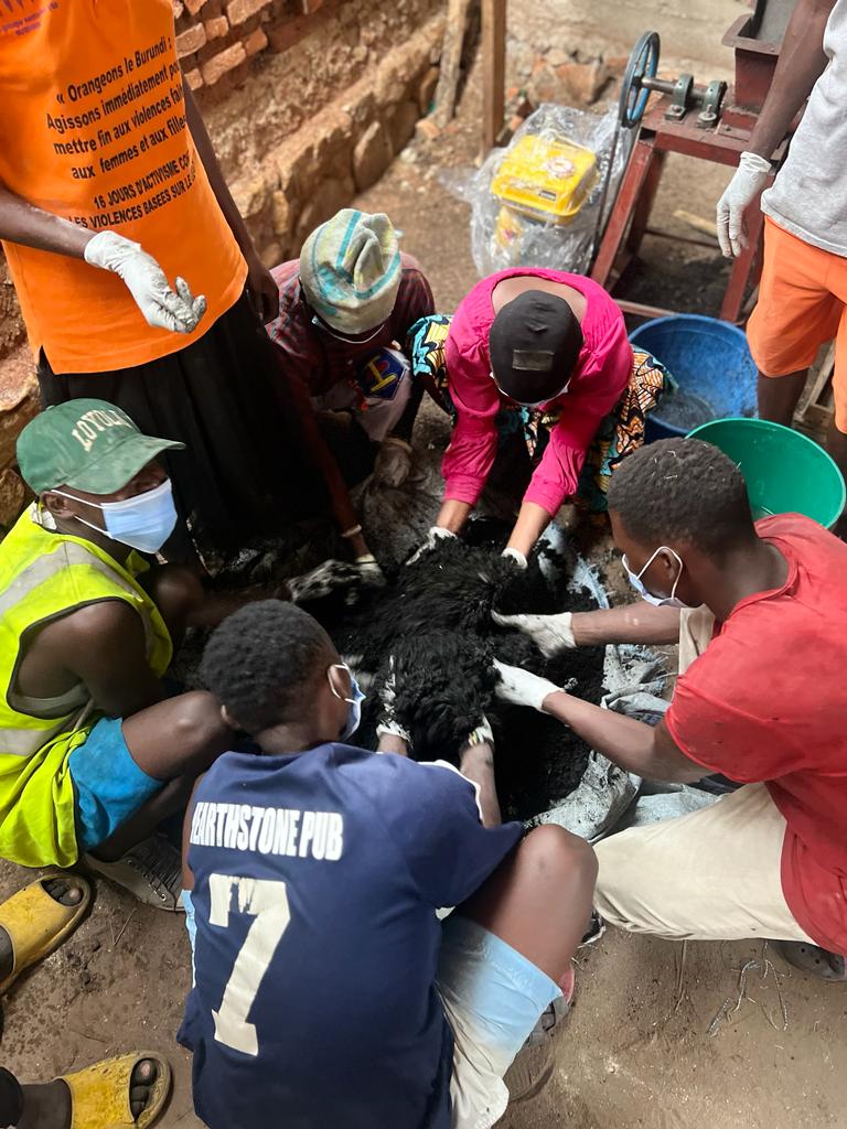 Sad_ngo's tweet image. Avec le soutien financier de @franceauburundi via #PISCCA,S.A.D met en œuvre son projet de transformation des déchets végétaux ou biomasse en charbon vert. Ce fut un honneur d&apos;accueillir la délégation de @franceauburundi sur le terrain pour des échanges fructueux sur le projet.