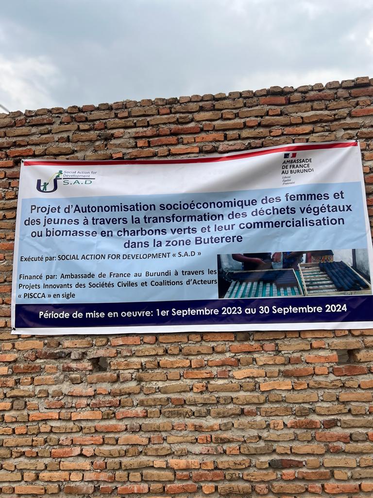 Sad_ngo's tweet image. Avec le soutien financier de @franceauburundi via #PISCCA,S.A.D met en œuvre son projet de transformation des déchets végétaux ou biomasse en charbon vert. Ce fut un honneur d&apos;accueillir la délégation de @franceauburundi sur le terrain pour des échanges fructueux sur le projet.