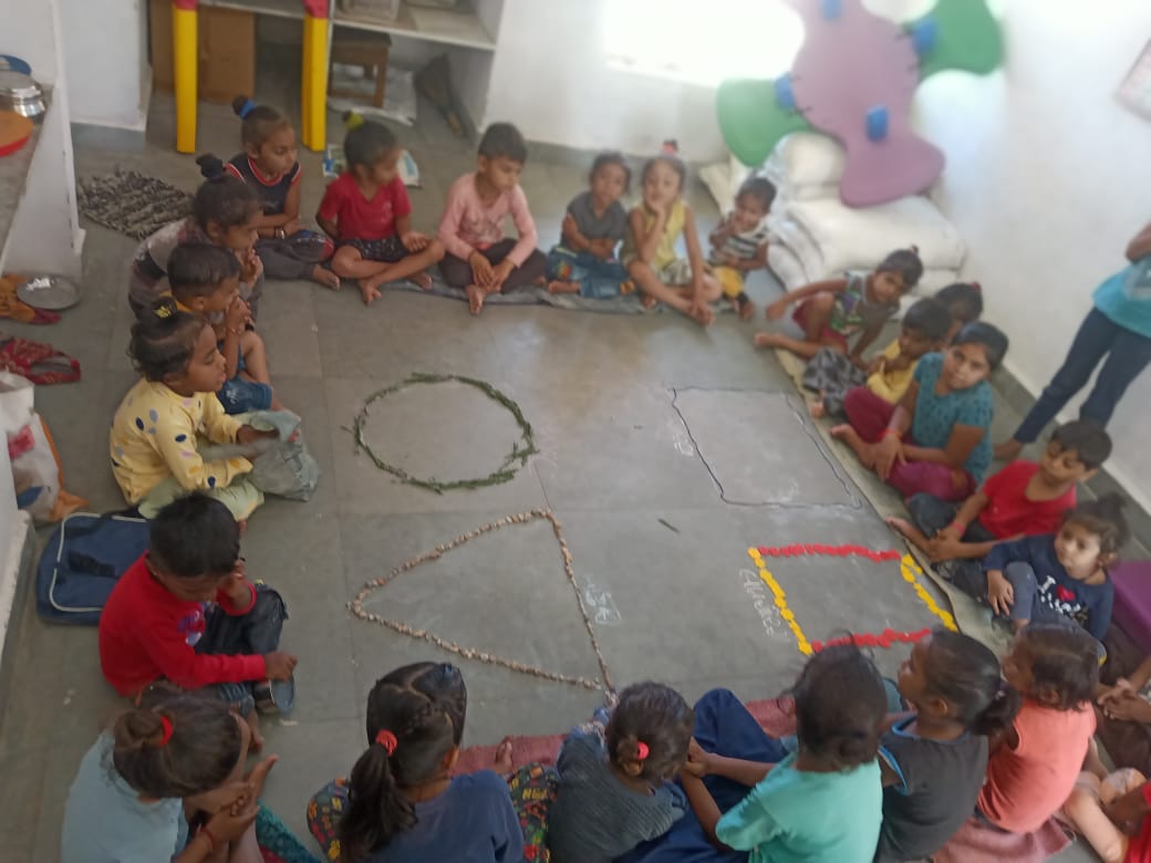 આજરોજ દેથળી 1 આંગણવાડી કેન્દ્ર માં બાળકોને આકાર ની ઓળખ આપી