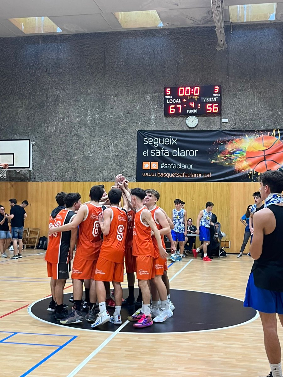 safaclaror's tweet photo. RESULTATS | 🏆 C.c. U18 - Junior Masc. Interterrit.
#JrMasc 6️⃣7️⃣
@UEHorta 5️⃣6️⃣
💬 Un inici on sortim amb ganes de menjar-nos el món i una defensa sòlida que vam realitzar tot el partit, va fer que ens emportéssim la victòria contra un talentós equip.
#SafaClaror | #ForçaSafa https://t.co/Vz0QSBeBz5