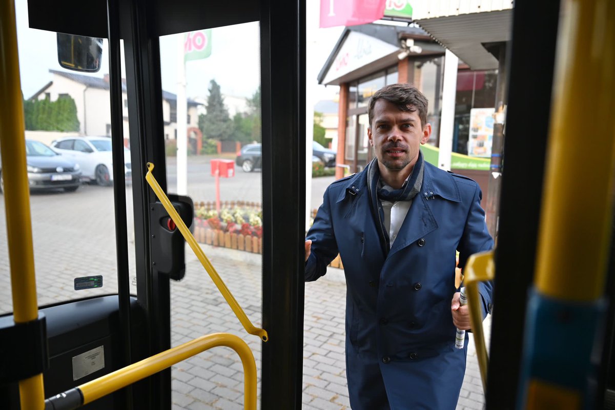 „Zarabiam najniższą krajową, tutaj nie ma innej pracy” 

„Jestem na macierzyńskim, dostaję 2200zł na miesiąc, a za mieszkanie płacimy 2400zł”.

„25 lat uczę w szkole, lubię tą pracę ale zarabiam niewiele ponad najniższą krajową. Myśli pan, że jestem szczęśliwa?”

„Jestem salową,