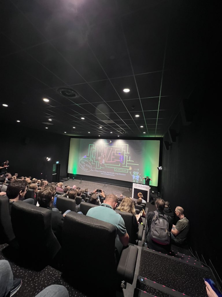 Full packed house for Davy Davidse <a href="/TechoramaNL/">TechoramaNL</a> . Talking about a decade long obsession about mazes and c# optimization. @Xpiritbv