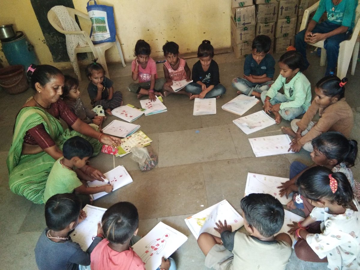 આજરોજ સિદ્ધપુર 1 મેળોજ આંગણવાડી કેન્દ્ર માં બાળકોને રમત ગમત ચોપડી માં પ્રવુતિ કરાવેલ.