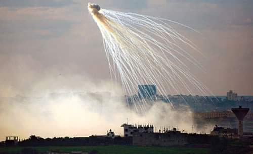 Doaa16647's tweet photo. *Follow up | Gaza*
Israeli occupation uses the internationally banned phosphorus over the southern border of Lebanon overlooking occupied Palestine."
#GazaUnderAttack https://t.co/FrS6eVMmmI