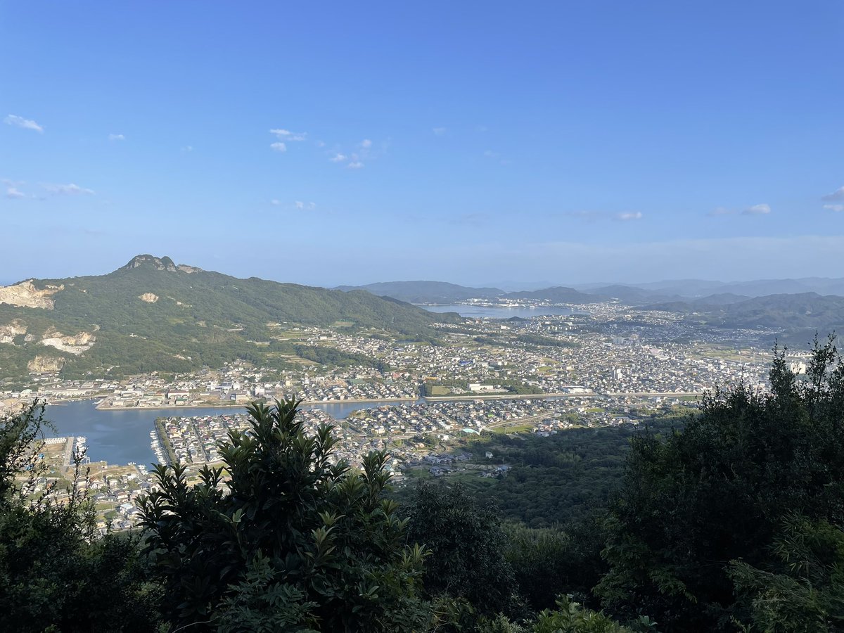 dyaisan27's tweet photo. 歩き遍路40日目

屋島の反対側も綺麗です！
下りてまた正面の山越えます！ https://t.co/KHHKRxYELw