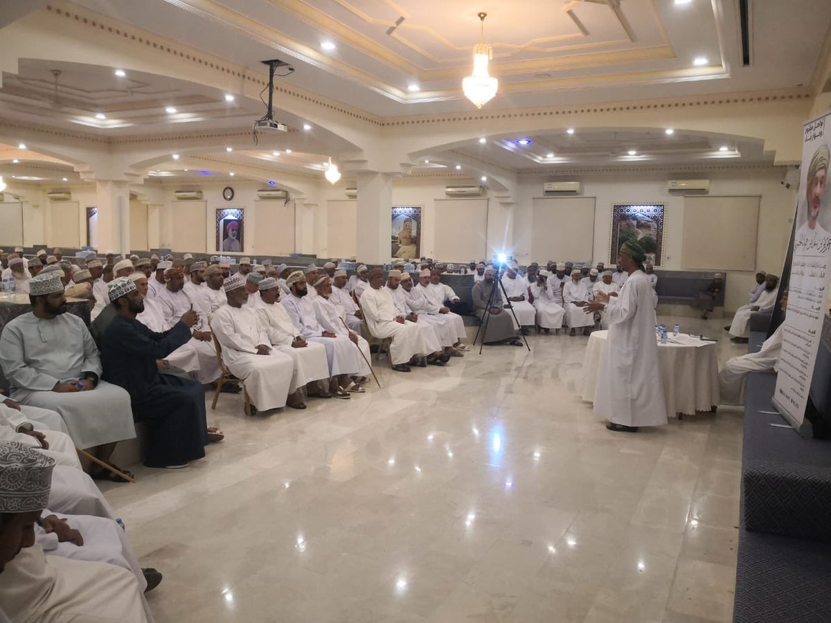 تميز اللقاء التعريفي لسعادة  عزيز الحسني مساء الأمس بمجلس بوشر العام التطرق لعديد من المواضيع التي تهم الولايه وتميز اللقاء بحضور عدد كبير من الاهالي المساندين والداعمين لممثل الولايه مأكدين على ان سعادته هو الانسب والمميز والخيار الأول لتوصيل صوتهم عبر قبة مجلس الشورى