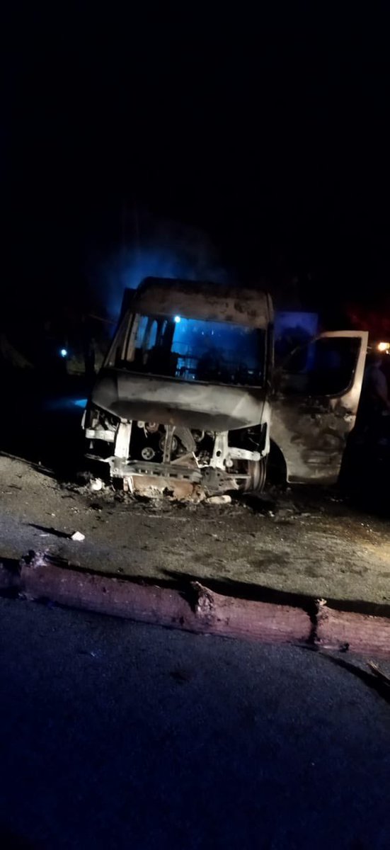 jmhidalgo's tweet photo. 🔴🚨Fueron a un operativo contra el transporte informal. Cuando regresaban a su base, unos sujetos arrojaron troncos en la vía y quemaron la combi donde iban los agentes de @sutranperu Uno ha fallecido y otros 5 están heridos. @Latina_Noticias @PuntoFinalOf https://t.co/fEzyDDogPa