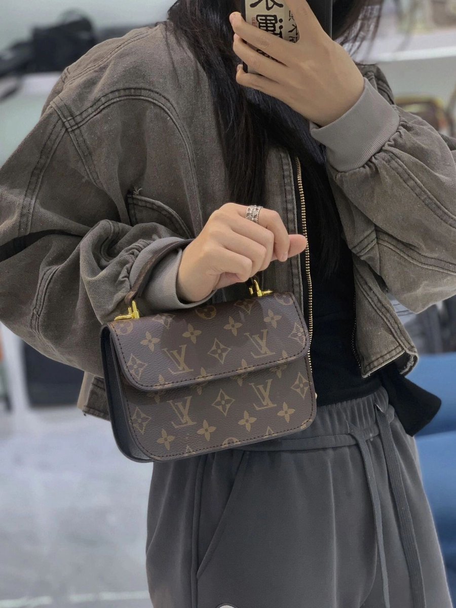 👜 Loving my new LV monogram bag! It's not just a bag; it's a fashion statement! 😍 Whether you're slinging it over your shoulder or rocking it as a clutch, it's a must-have accessory. Let me break it down for you. #LouisVuitton #FashionFridays