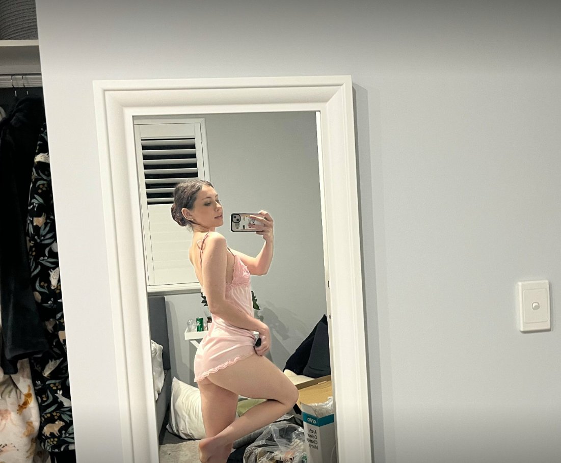 Happy Hump day! hope you have a good one <3 https://t.co/X514kz4Ch3