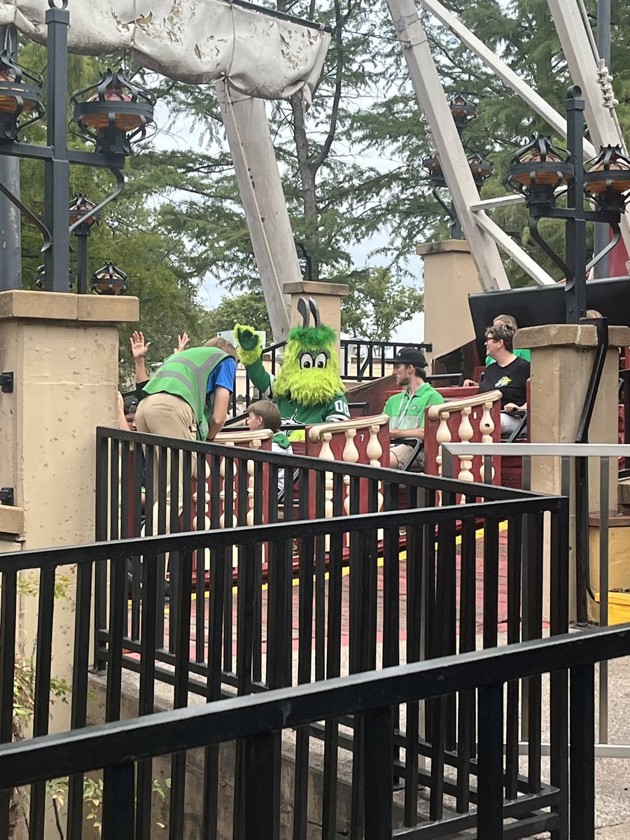 lclsportsluvver's tweet photo. It was a great night at Six Flags! Thank you, Dallas Stars, for another awesome Victory Club Member event! Next stop: AAC on Thursday! #TexasHockey #STH #VCM #SixFlagsNight https://t.co/CHPZ6hGA6O