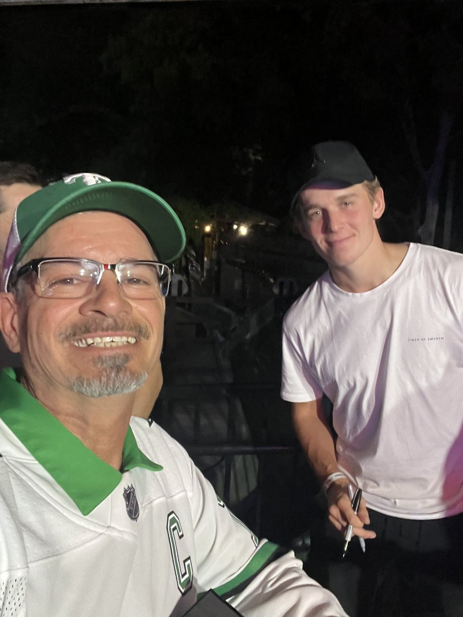 lclsportsluvver's tweet photo. It was a great night at Six Flags! Thank you, Dallas Stars, for another awesome Victory Club Member event! Next stop: AAC on Thursday! #TexasHockey #STH #VCM #SixFlagsNight https://t.co/CHPZ6hGA6O