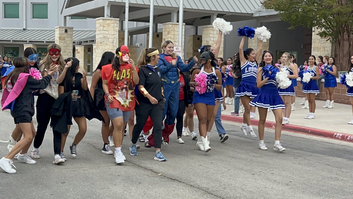 LadyLobo_Hoops's tweet photo. The Lady Lobos showed off their Superhero spirit at our Homecoming Parade!!! #Loboup #We3D https://t.co/FzNkjRvHxV