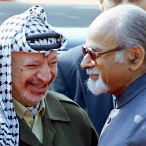 MohdMuzzammilK's tweet image. Archive
 #PalestineIndiaRelations #IndiaPalestineRelations 
#FilePhoto

#Palestinian leader, late Yasser Arafat &amp;amp; various Prime Minister’s of #India…..

#Palestine #PalestineUnderAttack 

@ranjona @irfhabib @BhavikaKapoor5 @yusufpore @Gabbar0099